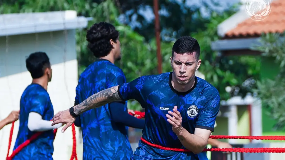 Skuad Arema FC sedang latihan.