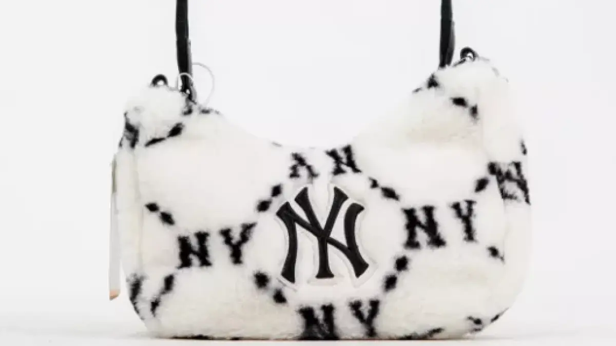 Tas MLB NY Fur Black White Hobo Bag (hypesneakerid.com)