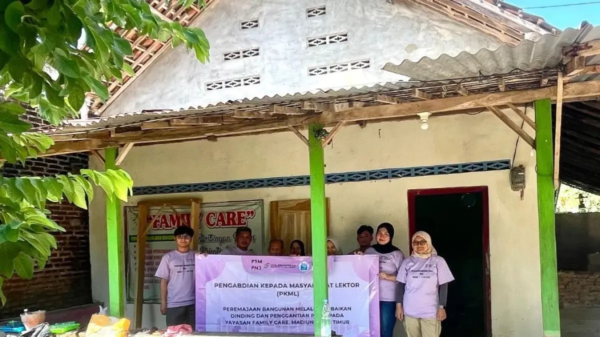 Tim Pengabdian kepada Masyarakat Lektor (PkML) Jurusan Teknik Sipil PNJ meremajakan gedung layanan terapi Yayasan Family Care Madiun sesuai standar SNI.