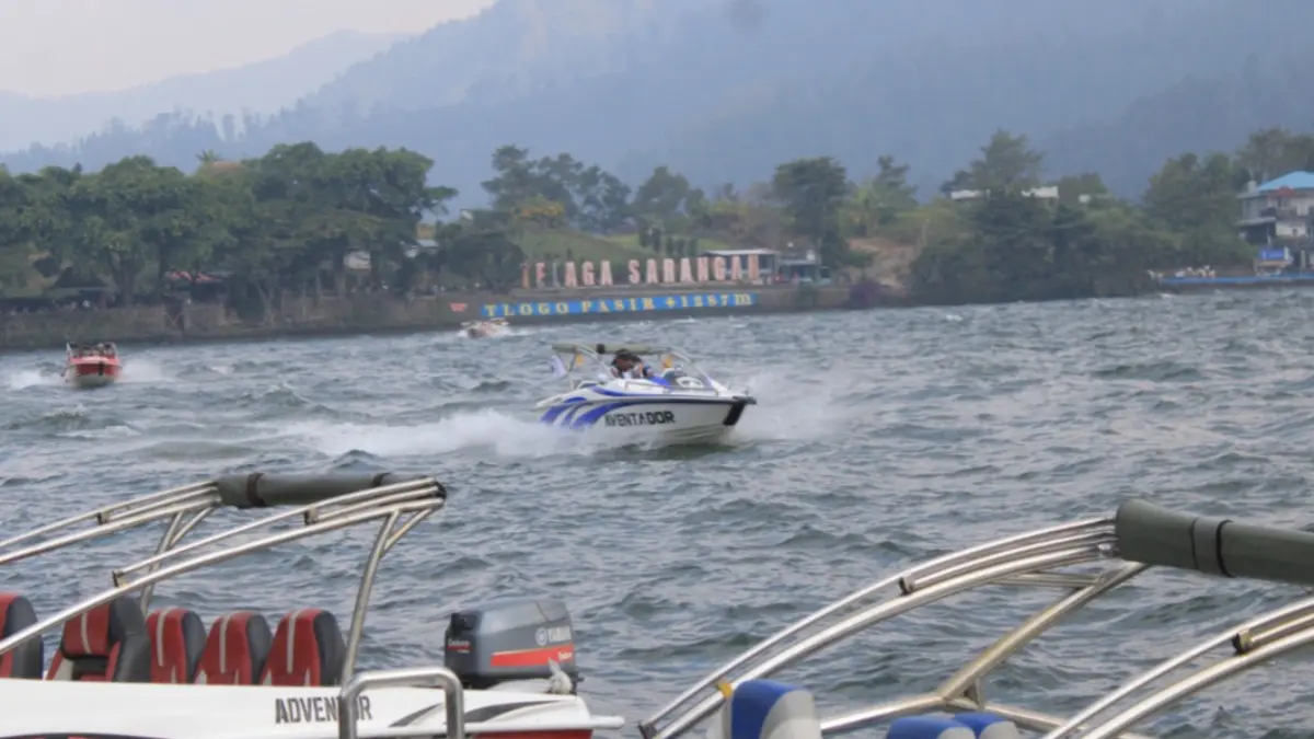 Wisatawan menikmati suasana Telaga Sarangan, Plaosan, Magetan. Foto: AJI PUTRA/RADAR MAGETAN