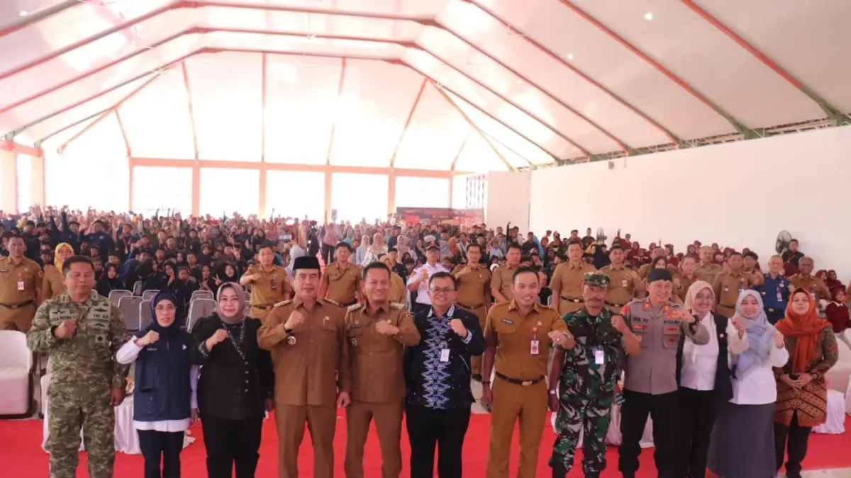 Bupati Madiun Hari Wuryanto bersama pejabat Kemensos RI, Dinas Sosial Jawa Timur, Plt Bupati Ponorogo, dan jajaran Sekolah Rakyat Terintegrasi memukul gong sebagai tanda dimulainya Pra MPLS dan Open House Sekolah Rakyat Terintegrasi Tahun Ajaran 2026/2027 di Kelurahan Nglames. DISKOMINFO KABUPATEN MADIUN FOR RADAR CARUBAN