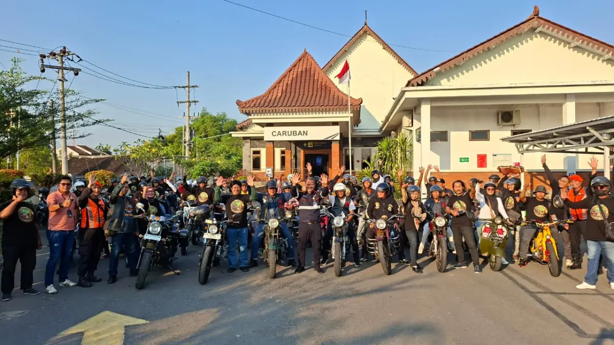 Anggota Komunitas Motor Tua Black Hawk mengikuti mini touring dalam rangka Hari Jadi ke-458 Kabupaten Madiun. LODITYA FERNANDEZ/RADAR CARUBAN