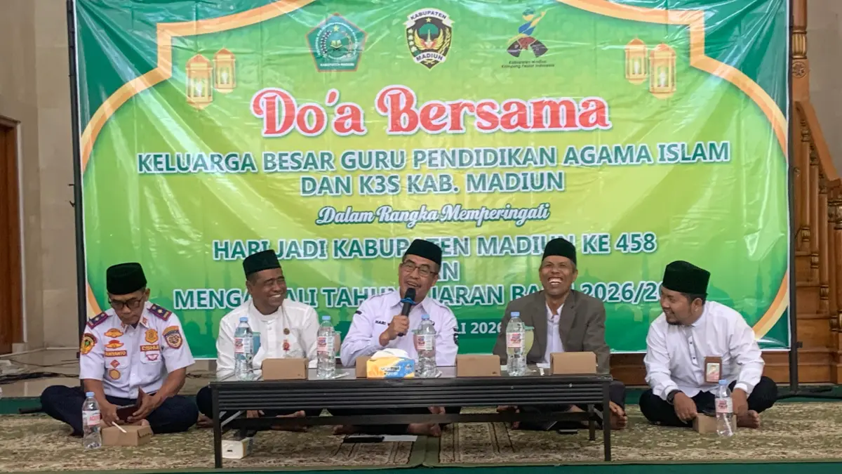 DOA BERSAMA: Para guru PAI dan K3S Kabupaten Madiun melakukan doa bersama, kegiatan dihadiri bupati dan kepala Dikbud. (LODITYA FERNANDEZ/RADAR MADIUN)