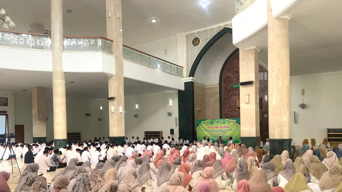 DOA BERSAMA: Para guru PAI dan K3S Kabupaten Madiun melakukan doa bersama, kegiatan dihadiri bupati dan kepala Dikbud. (LODITYA FERNANDEZ/RADAR MADIUN)