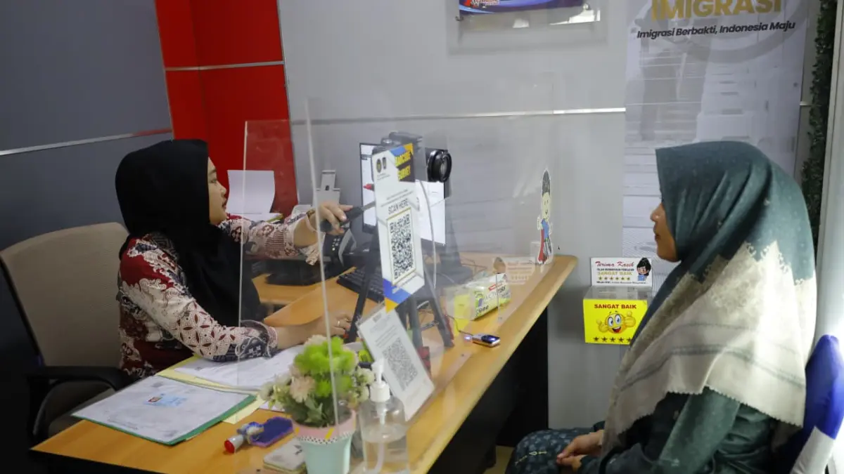 Ilustrasi pelayanan di Kantor Imigrasi Madiun.
