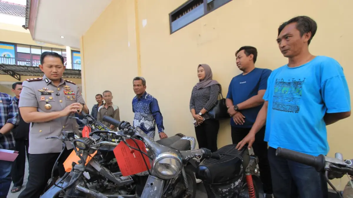 Kapolres Magetan AKBP Raden Erik Bangun Prakasa menunjukkan barang bukti hasil pengungkapan kasus pencurian kendaraan bermotor. AJI PUTRA/RADAR MAGETAN