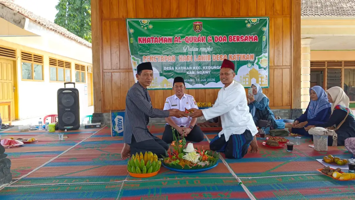 Kepala Desa Katikan Wahyu Hidayat (kiri) didampingi Camat Kedunggalar dan tokoh masyarakat melaksanakan potong tumpeng saat kegiatan Khataman Al-Qur