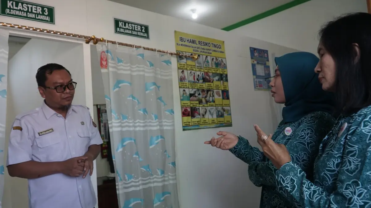 Ketua TP PKK Ngawi Ana Mursyida bersama tim meninjau salah satu fasilitas layanan di Pos ILP Desa Guyung. (ARIEF WIDIANTO PROTOKOL PEMKAB NGAWI)