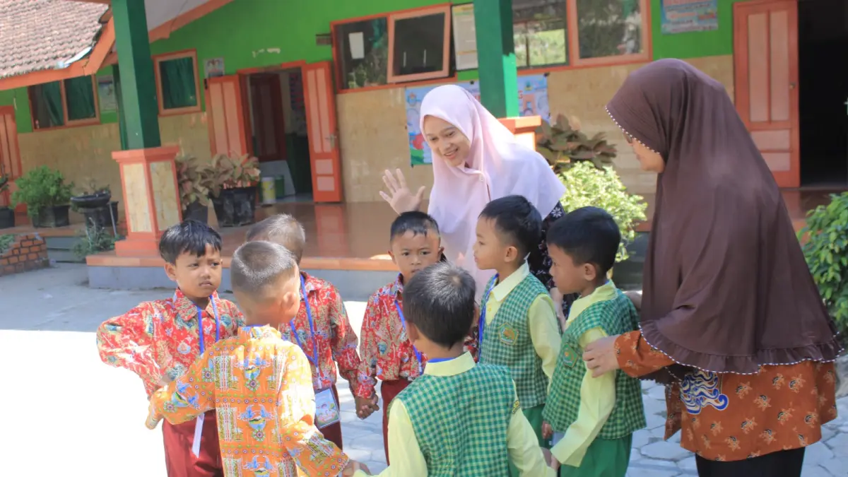 Peserta didik baru mengikuti kegiatan Masa Pengenalan Lingkungan Sekolah (MPLS) di salah satu sekolah di Kabupaten Magetan. AJI PUTRA/RADAR MAGETAN