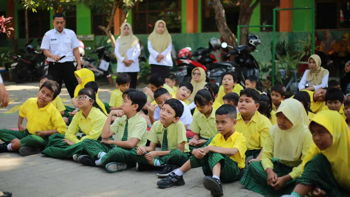 Peserta didik baru, termasuk lima anak berkebutuhan khusus (ABK), mengikuti kegiatan Masa Pengenalan Lingkungan Sekolah (MPLS) di SDN 02 Taman, Kota Madiun. BAGAS BIMANTARA/RADAR MADIUN