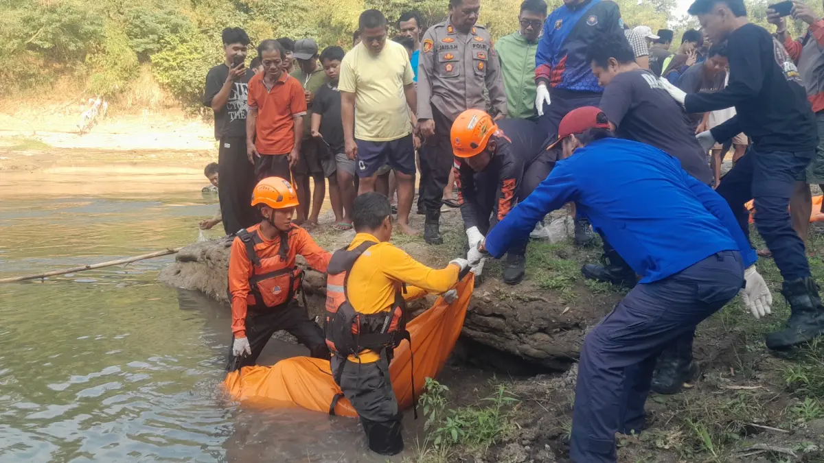 Petugas gabungan mengevakuasi jasad seorang perempuan yang ditemukan di aliran Sungai Bengawan Madiun, wilayah Desa Beran, Kabupaten Ngawi. ASEP SYAEFUL BACHRI/JAWA POS RADAR NGAWI