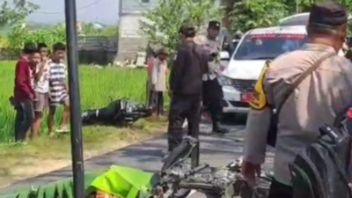 Petugas Satlantas Polres Ngawi melakukan olah tempat kejadian perkara (TKP) kecelakaan beruntun yang melibatkan empat sepeda motor di Jalan Kedunggalar–Jatigembol, Kabupaten Ngawi. FOTO: TANGKAPAN LAYAR