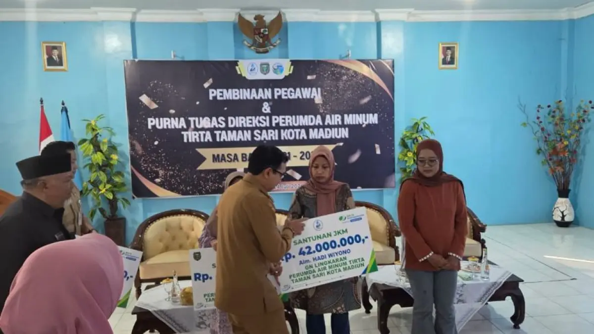 Plt. Wali Kota Madiun bersama BPJS Ketenagakerjaan dan PDAM Tirta Tamansari menyerahkan santunan JKM senilai Rp 126 juta kepada ahli waris tiga pekerja rentan.