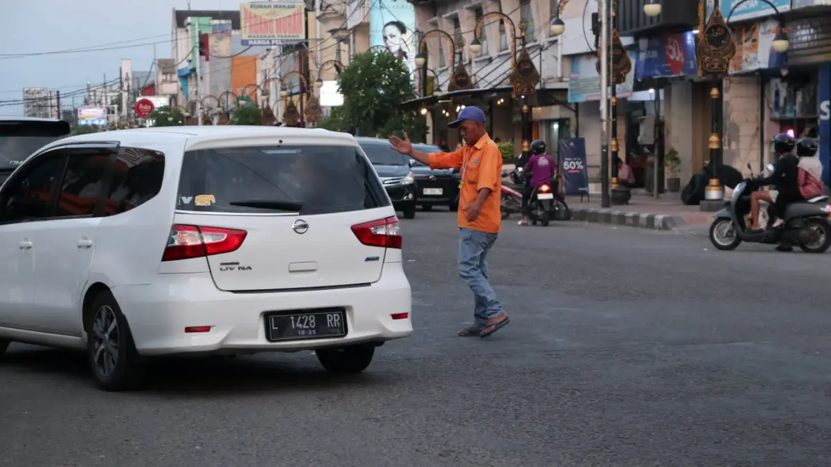 POTENSI: Parkir tepi jalan menjadi salah satu pemasukan pendapatan asli daerah (PAD) Ponorogo. (SUGENG DWI N/RADAR MADIUN)