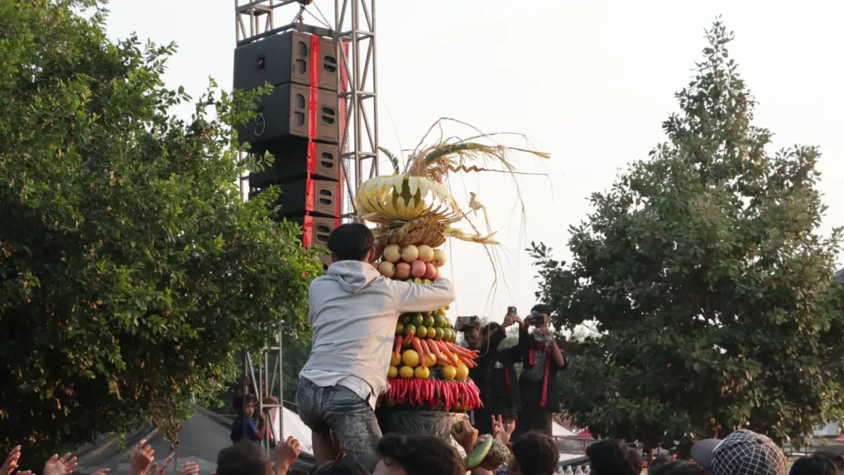 Ribuan warga memperebutkan gunungan hasil bumi dalam tradisi buceng porak pada Grebeg Tutup Suro di Monumen Bantarangin, Somoroto, Kecamatan Kauman, Ponorogo. SUGENG DWI N/RADAR PONOROGO