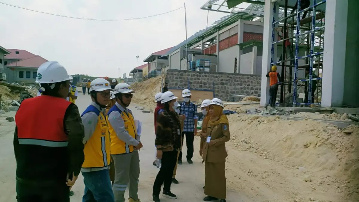 Tim Kementerian Sosial RI meninjau progres pembangunan Sekolah Rakyat Terintegrasi (SRT) di Desa Karangtengah Prandon, Kabupaten Ngawi. ASEP AYAEFUL/RADAR NGAWI