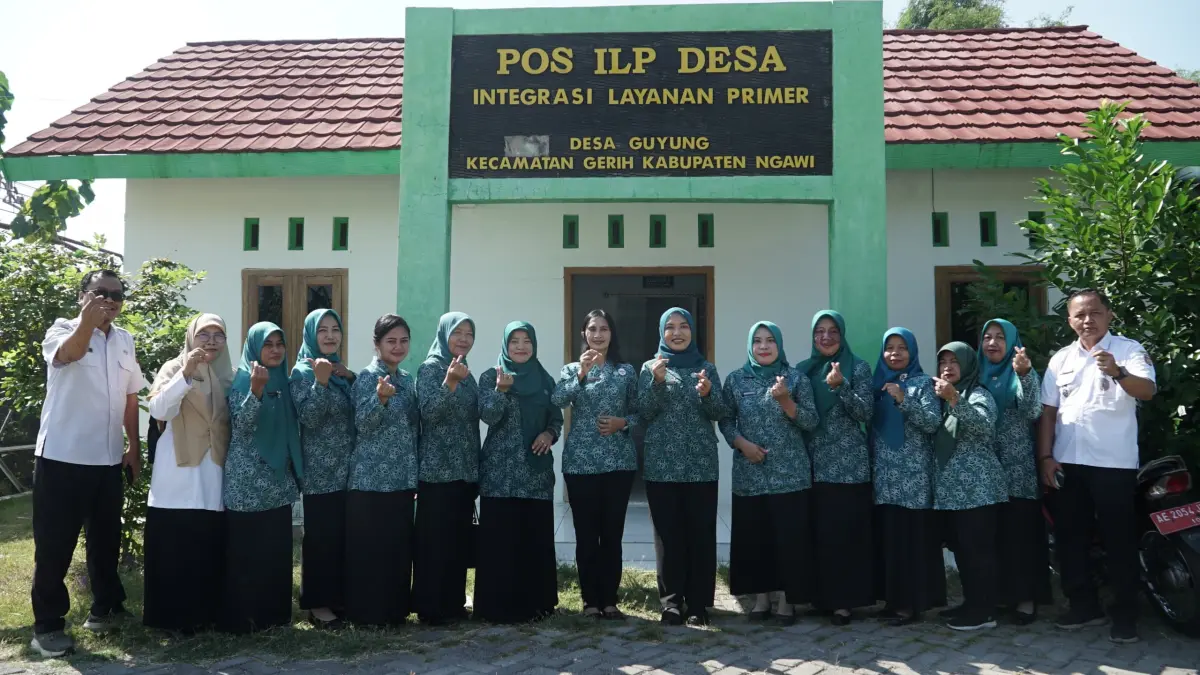 TP PKK Guyung dan nakes berfoto bersama Ketua TP PKK Kabupaten Ngawi Ana Mursyda (enam dari kanan) dan jajaran usai kegiatan peninjauan lapangan. (ARIEF WIDIANTO PROTOKOL PEMKAB NGAWI)