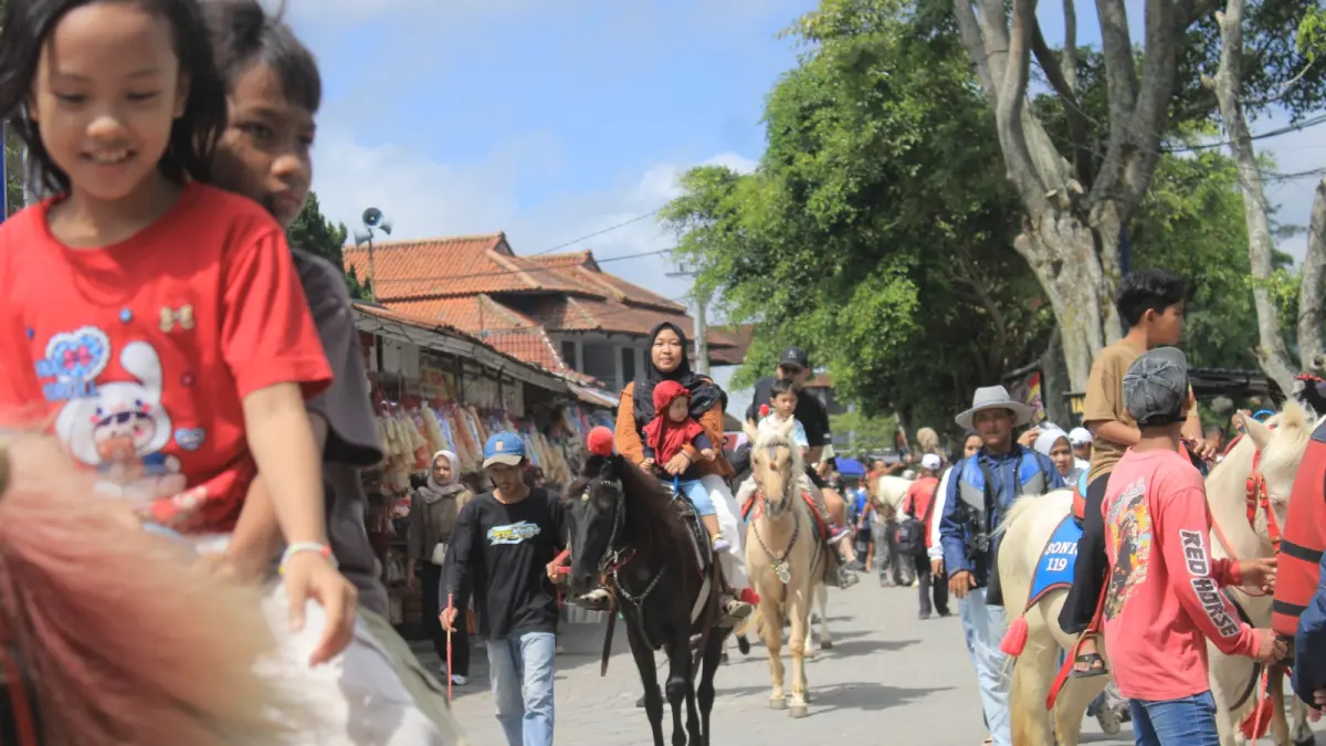 Wisatawan mengantre di loket masuk Telaga Sarangan, Kabupaten Magetan.  AJI PUTRA/RADAR MAGETAN