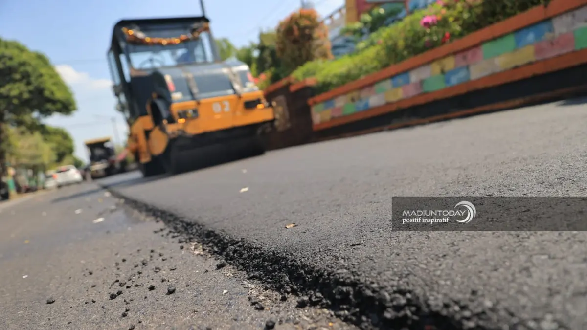 Aktivitas alat berat tampak sibuk di Jalan Mastrip. (Madiun Today)