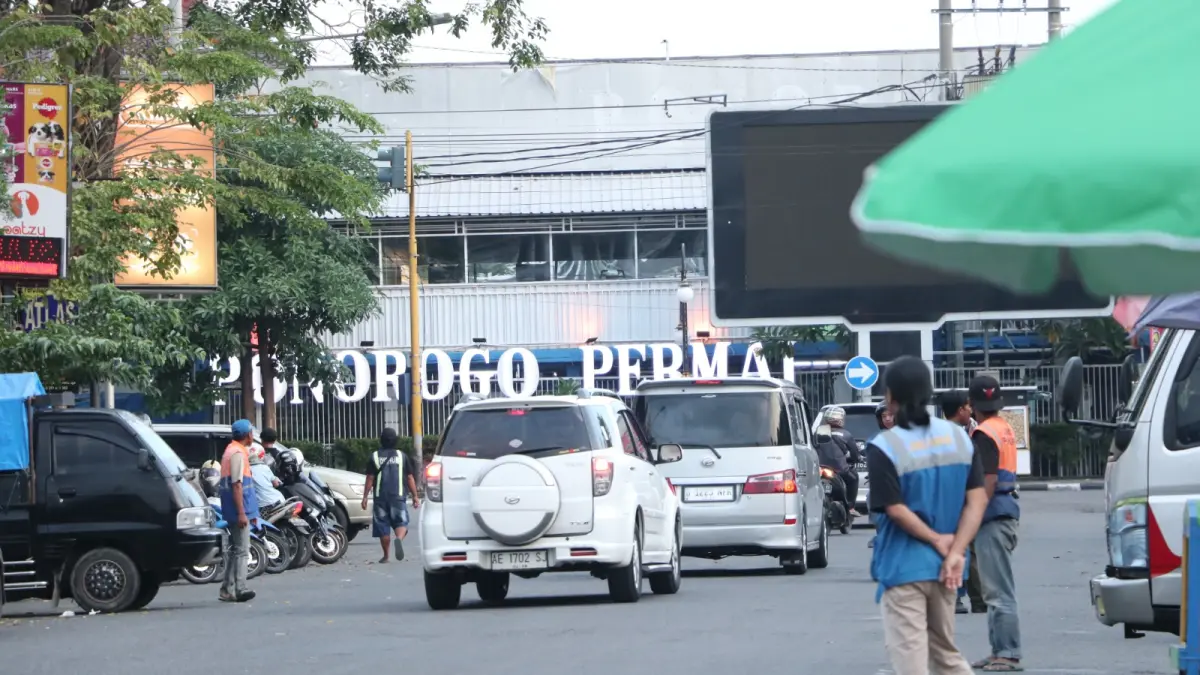 Aktivitas parkir di salah satu ruas jalan di Ponorogo. Foto: SUGENG DWI N./JAWA POS RADAR PONOROGO