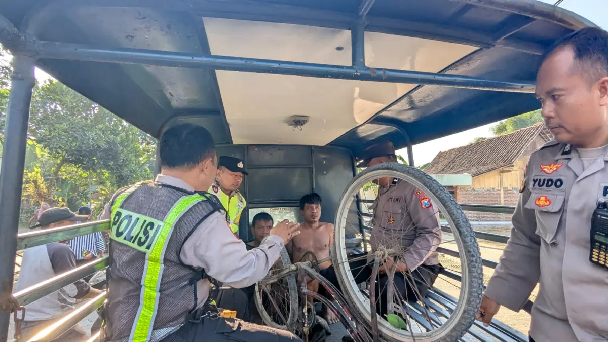 Dua terduga pelaku percobaan pencurian sepeda motor diamankan warga dan polisi setelah aksinya membobol Honda Scoopy di Desa Simo, Kecamatan Balerejo, Kabupaten Madiun, digagalkan. Foto: ISTIMEWA