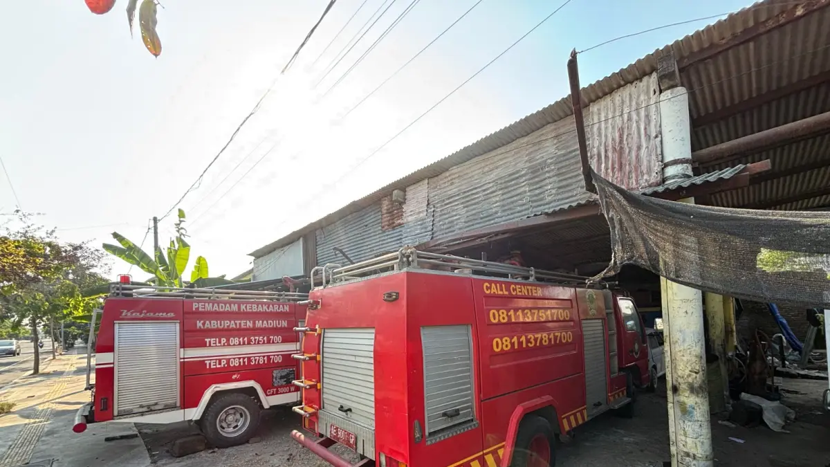 Dua unit mobil pemadam kebakaran milik Satpol PP dan Damkar Kabupaten Madiun menjalani perbaikan akibat kerusakan berat. Foto: DIAN RAHAYU/RADAR CARUBAN