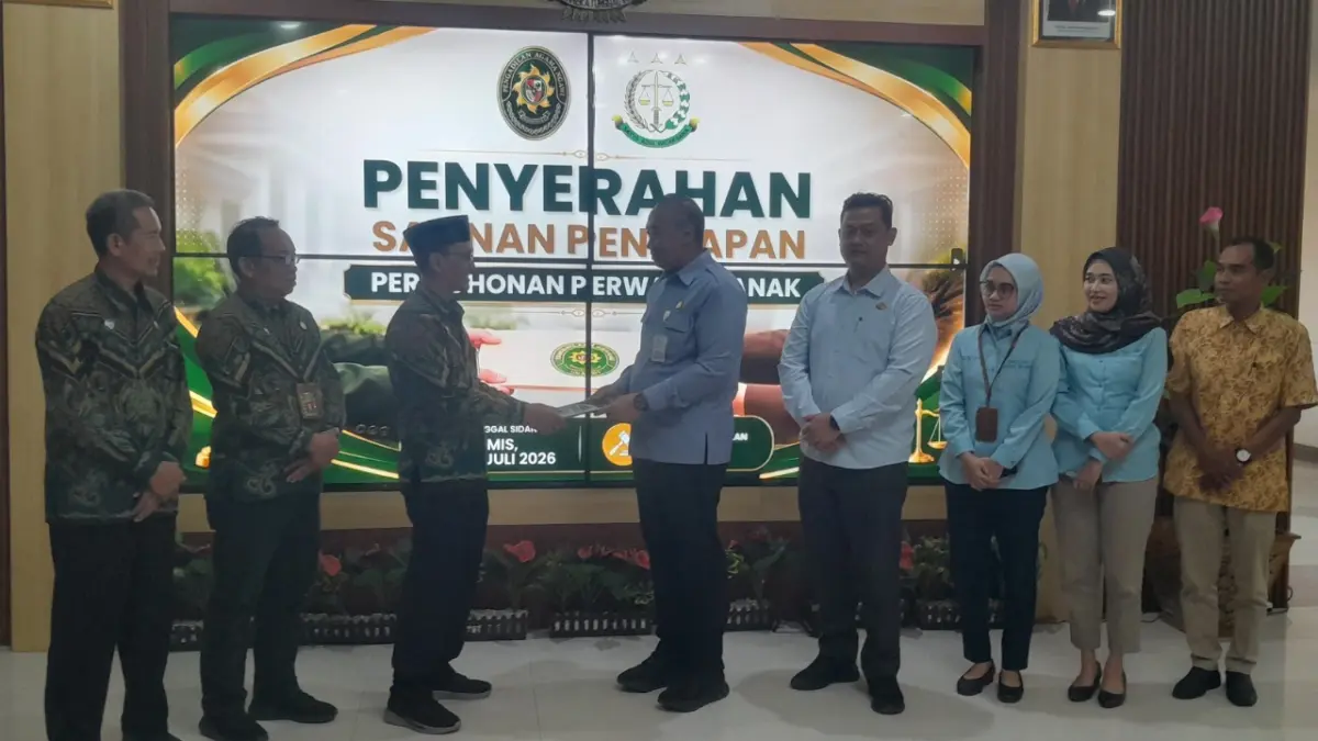 Kepala Kejari Ngawi B. Hermanto menyerahkan salinan penetapan permohonan perwalian anak kepada Kepala Pengadilan Agama Ngawi Miftahul Huda. ASEP SYAEFUL/RADAR NGAWI