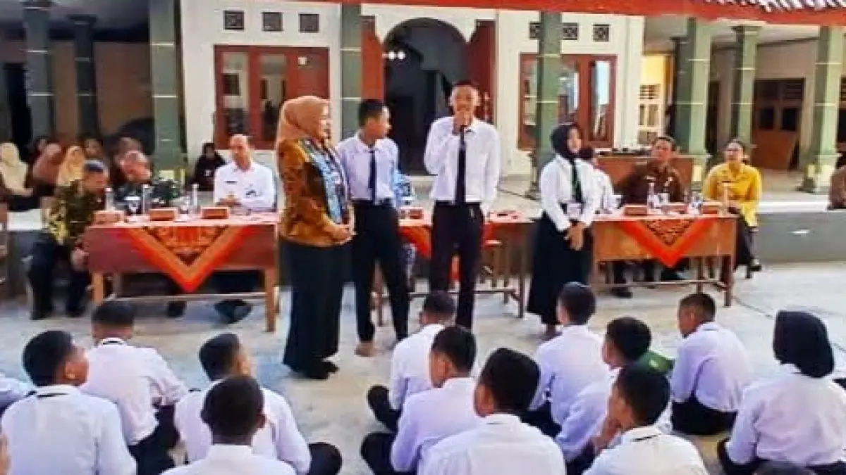 KOMUNIKATIF: Para siswa SMKN 1 Paron bersama Kepala Cabang Dinas Pendidikan Wilayah Madiun Lena pada satu sesi acara saat kegiatan MPLS. (HUMAS SMKN 1 PARON)