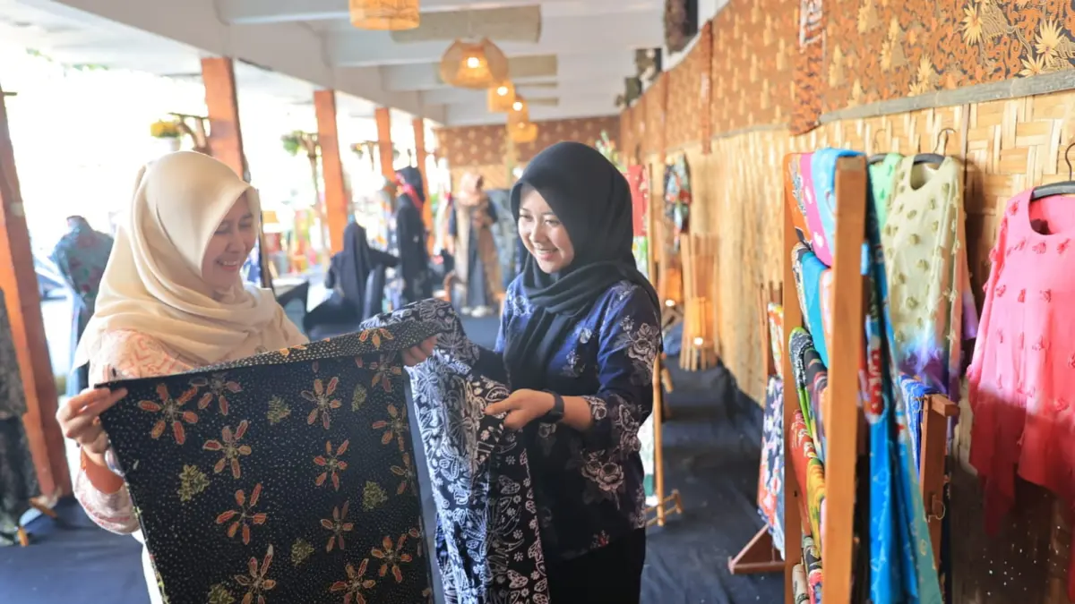Perajin batik dan kriya memamerkan hasil karya sekaligus mendemonstrasikan proses pembuatan batik dalam Madiun Batik Heritage 2026 di selasar Balai Kota Madiun. DISKOMINFO UNTUK RADAR MADIUN