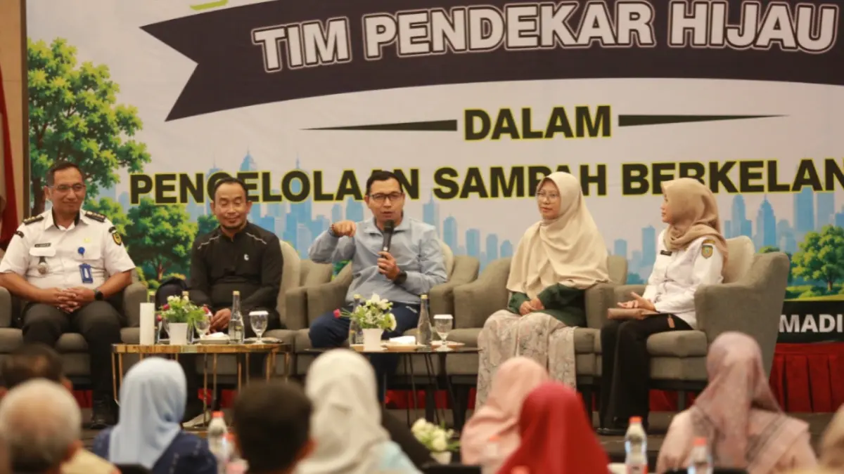 Plt Wali Kota Madiun F. Bagus Panuntun menjelaskan program Pendekar Hijau sebagai upaya memperkuat pengelolaan sampah berbasis lingkungan. Foto: BAGAS BIMANTARA/JAWA POS RADAR MADIUN