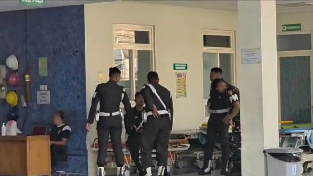 Sejumlah personel TNI bersiaga di sekitar RSUD Caruban, Kabupaten Madiun, setelah kejadian ledakan di Gupusmu TNI-AD di Saradan, Madiun, Kamis (16/7) lalu. (ANTARA)
