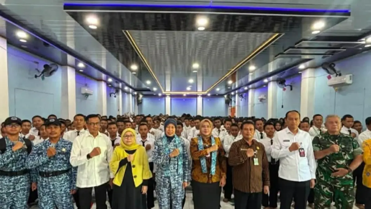 SINERGI: Kepala SMKN 1 Paron bersama Kacabdindik Wilayah Madiun, para pemateri, dan seluruh siswa SMKN 1 Paron berfoto bersama mengawali kegiatan MPLS. (HUMAS SMKN 1 PARON)
