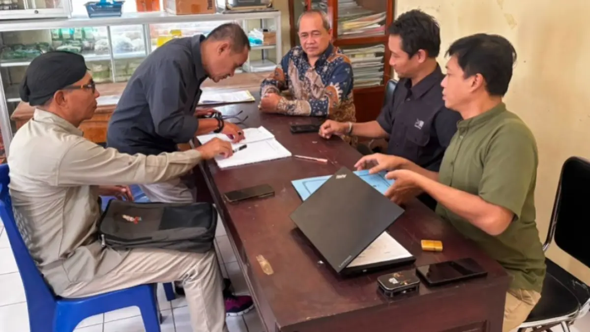 Warga mengambil formulir pendaftaran bakal calon kepala desa dalam tahapan Pilkades Serentak Kabupaten Pacitan. DOK RADAR PACITAN