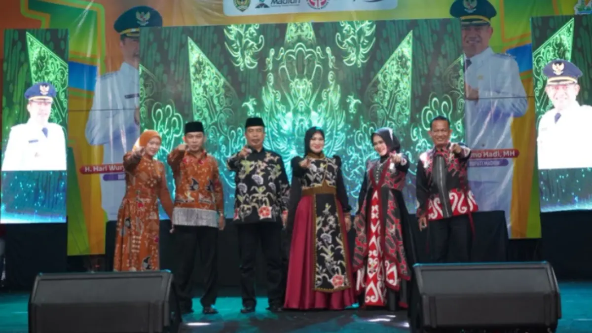 PESONA BATIK LOKAL: Bupati Madiun Hari Wuryanto, Wabup dr. Purnomo Hadi, dan Sekda Sigit Budiarto tampil percaya diri mengenakan batik khas Kabupaten Madiun saat melenggang di panggung catwalk Alun-Alun Reksogati Caruban. (Foto: Loditya Fernandez/Radar Caruban)