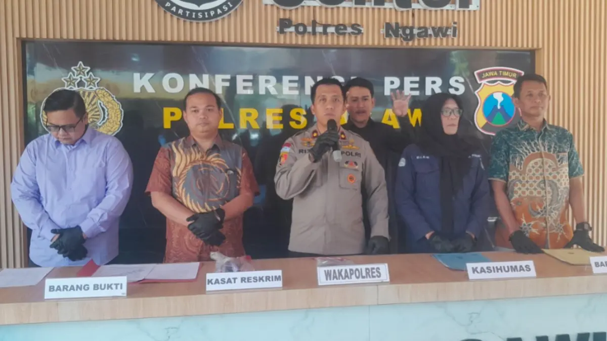 BARANG BUKTI DIGITAL: Wakapolres Ngawi Kompol Rizki Santoso menunjukkan barang bukti kasus penyebaran konten pornografi anak di bawah umur saat rilis pers di Mapolres Ngawi. (Foto: Asep Syaeful Bachri/Jawa Pos Radar Ngawi)