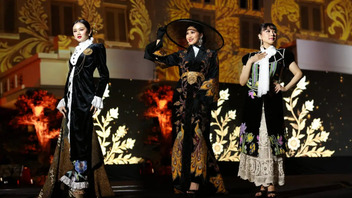 CATWALK: Model menampilkan koleksi batik khas Kota Madiun dalam gelaran Madiun Batik Heritage di Balai Kota Madiun, Kamis (16/7) malam. BAGAS BIMANTARA/RADAR MADIUN