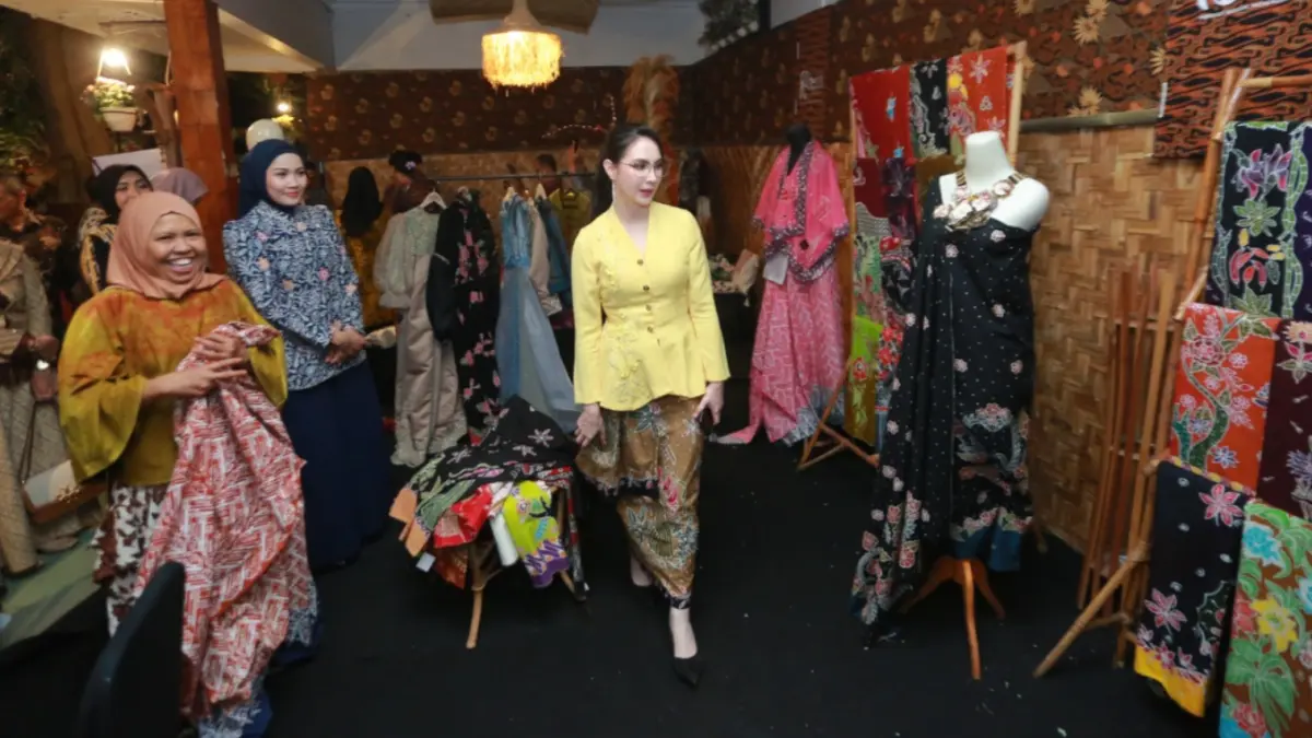 DUKUNG PERAJIN: Ketua TP PKK Jatim Arumi Bachsin memilih sekaligus membeli batik karya perajin Kota Madiun saat mengunjungi stan Madiun Batik Heritage di Balai Kota Madiun, Kamis (16/7). BAGAS BIMANTARA/RADAR MADIUN