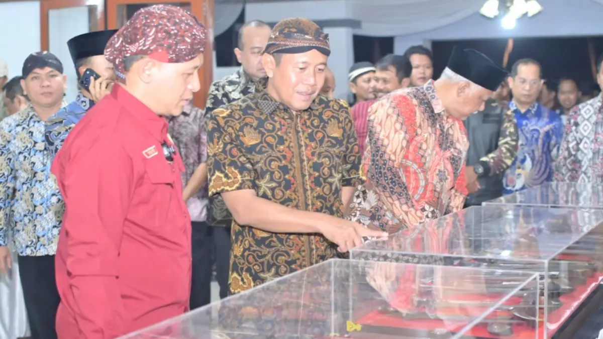 PAMERAN PUSAKA: Wakil Bupati Ngawi Dwi Rianto Jatmiko melihat koleksi keris saat pembukaan Pagelaran dan Bursa Tosan Aji Bhumi Ngawi di Gedung Kesenian Ngawi, Kamis (16/7). ASEP SYAEFUL/RADAR NGAWI