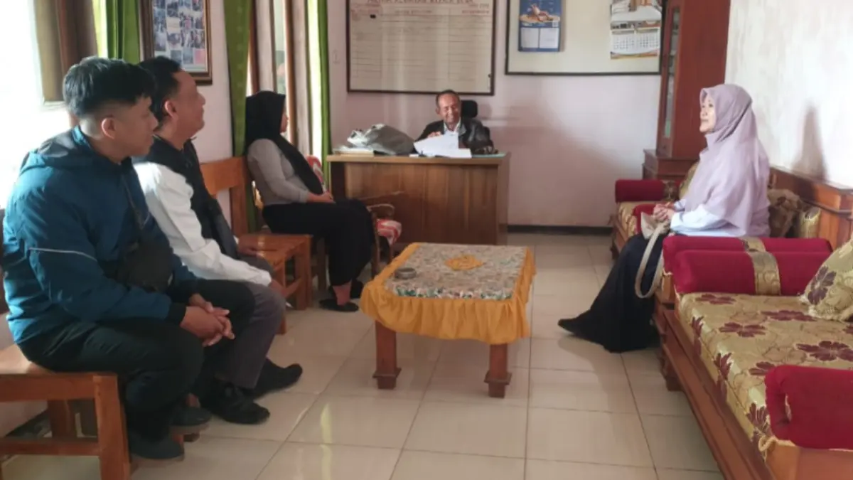 PENDATAAN: Petugas BPS mendatangi rumah pelaku usaha saat pelaksanaan Sensus Ekonomi 2026 di Pacitan. FOTO: BPS PACITAN