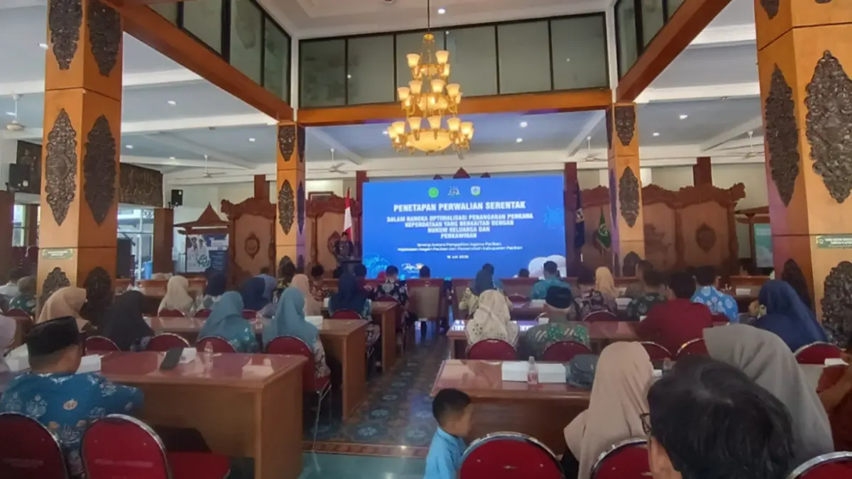 PENETAPAN PERWALIAN: Sejumlah anak mengikuti sidang penetapan perwalian di Pendapa Kabupaten Pacitan. NUR CAHYONO/RADAR PACITAN