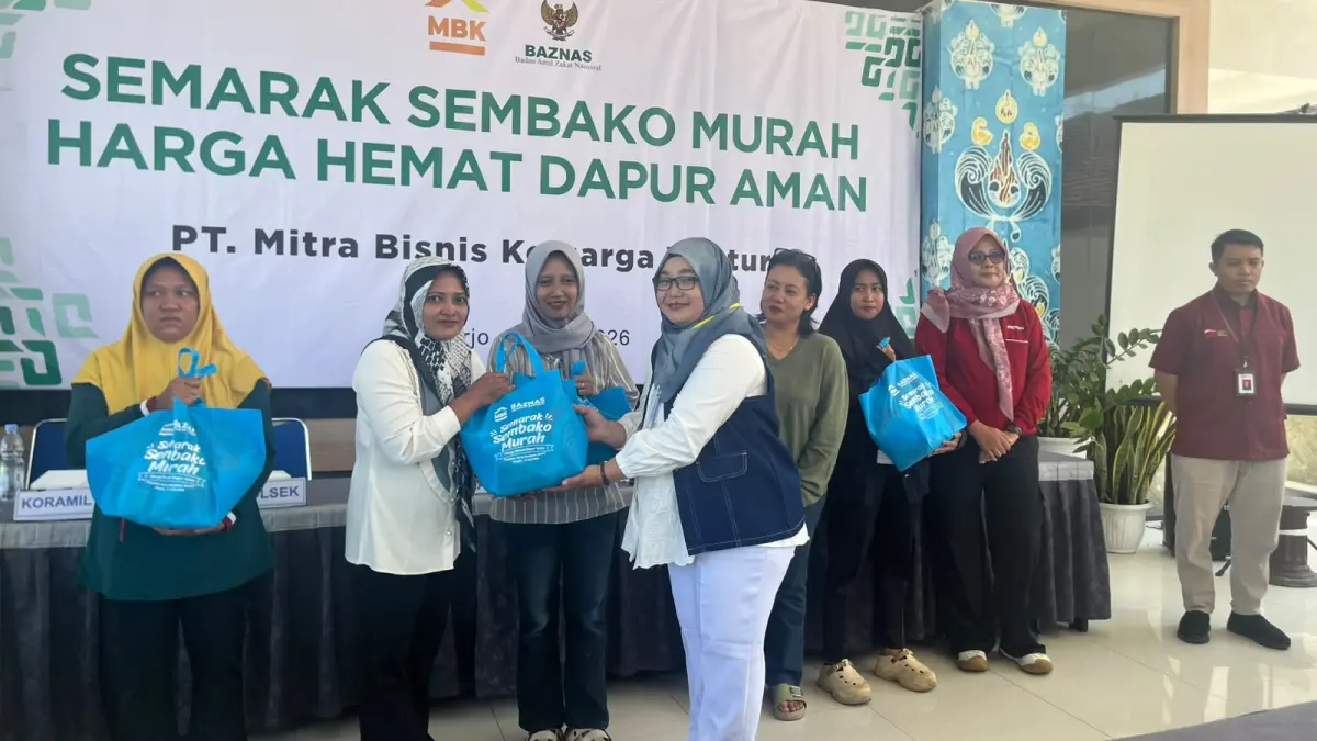 PT MBK Ventura berbagi sembako dan memberi edukasi keuangan bersama OJK di Pacitan.