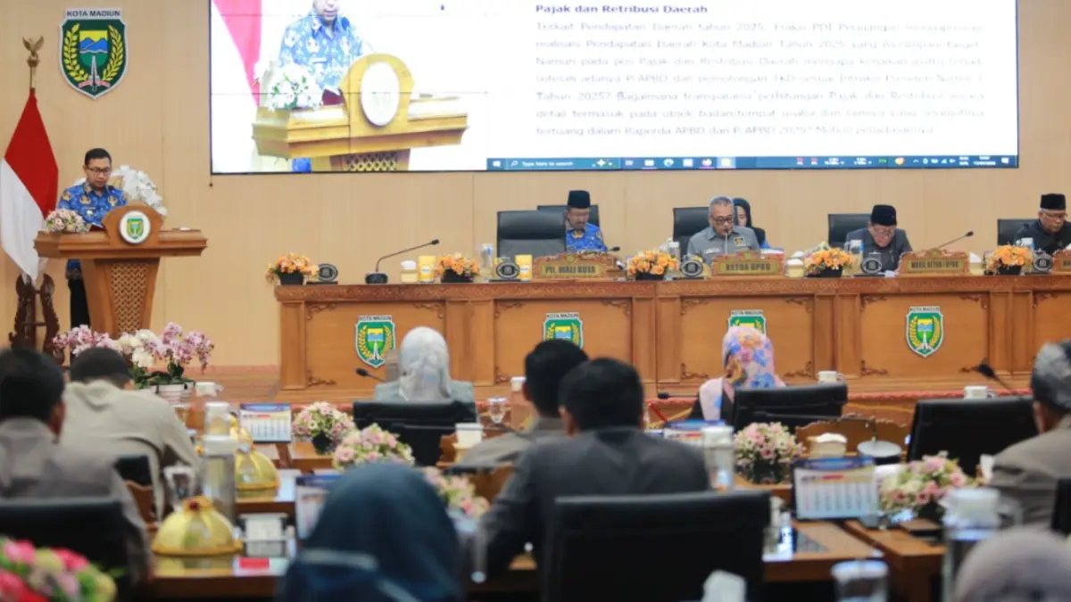 RAPAT PARIPURNA: Plt Wali Kota Madiun F. Bagus Panuntun menyampaikan jawaban atas pandangan umum fraksi terhadap laporan pertanggungjawaban APBD 2025 dalam rapat paripurna DPRD Kota Madiun, Jumat (17/7). BAGAS BIMANTARA/RADAR MADIUN