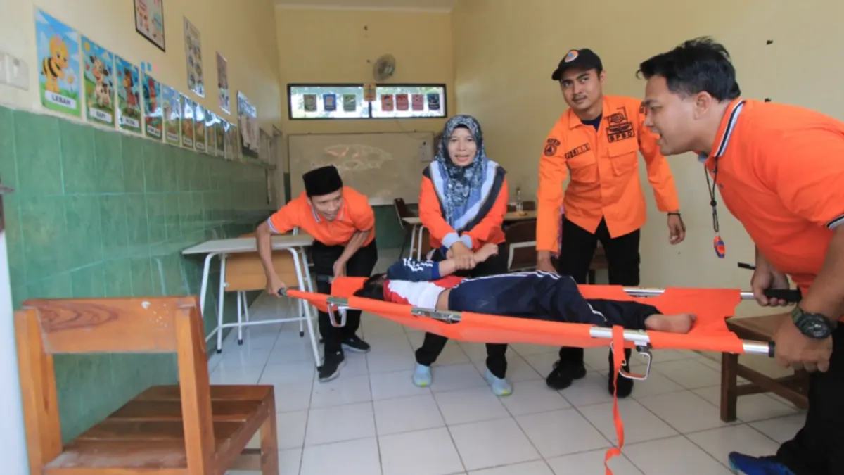 SIMULASI: Siswa SLBN Karangrejo mengikuti simulasi evakuasi gempa bumi yang dipandu petugas BPBD Magetan. AJI PUTRA/RADAR MAGETAN