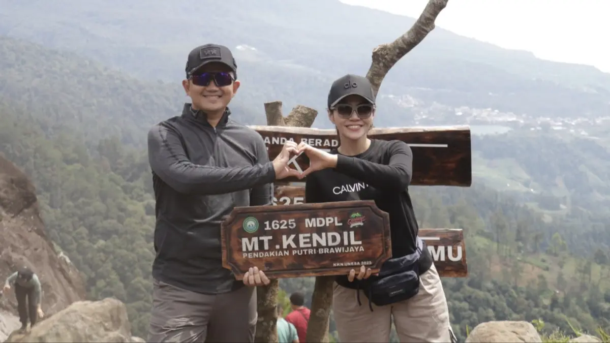 TELADAN PEMIMPIN: Kapolres Magetan AKBP Raden Erik Bangun Prakasa bersama istri usai mendaki Gunung Kendil. FOTO: ISTIMEWA