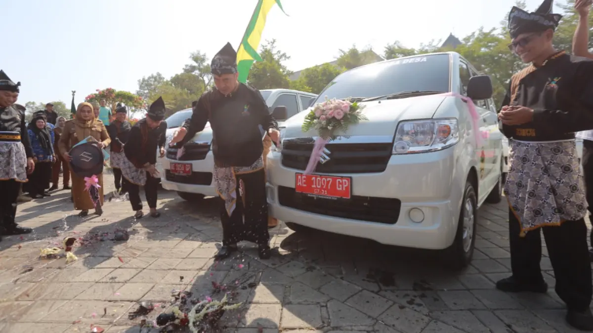 PERKUAT LAYANAN: Pemkab Madiun menyerahkan 55 unit mobil siaga kepada desa dan kelurahan sebagai bagian dari program Satu Desa Satu Mobil Siaga untuk mendukung layanan kesehatan dan penanganan kondisi darurat masyarakat. BAGAS BIMANTARA/RADAR MADIUN
