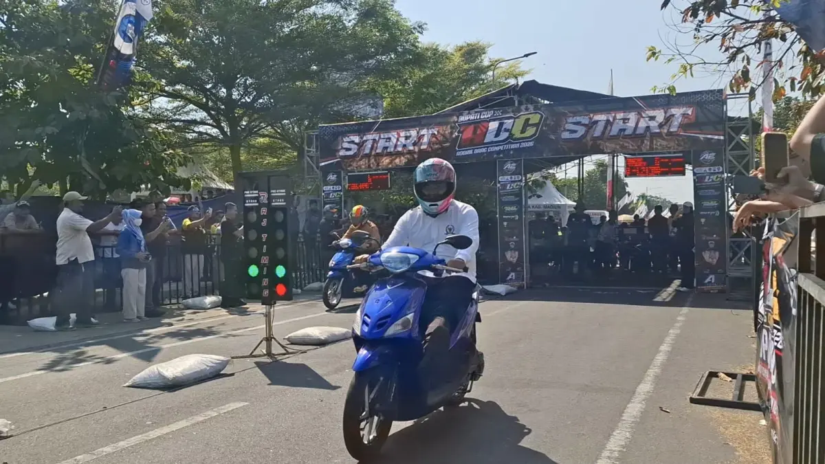 Aksi Ketua DPRD Kabupaten Madiun Fery Sudarsono saat mengikuti Rookie Drag Competition Bupati Cup 2026.
