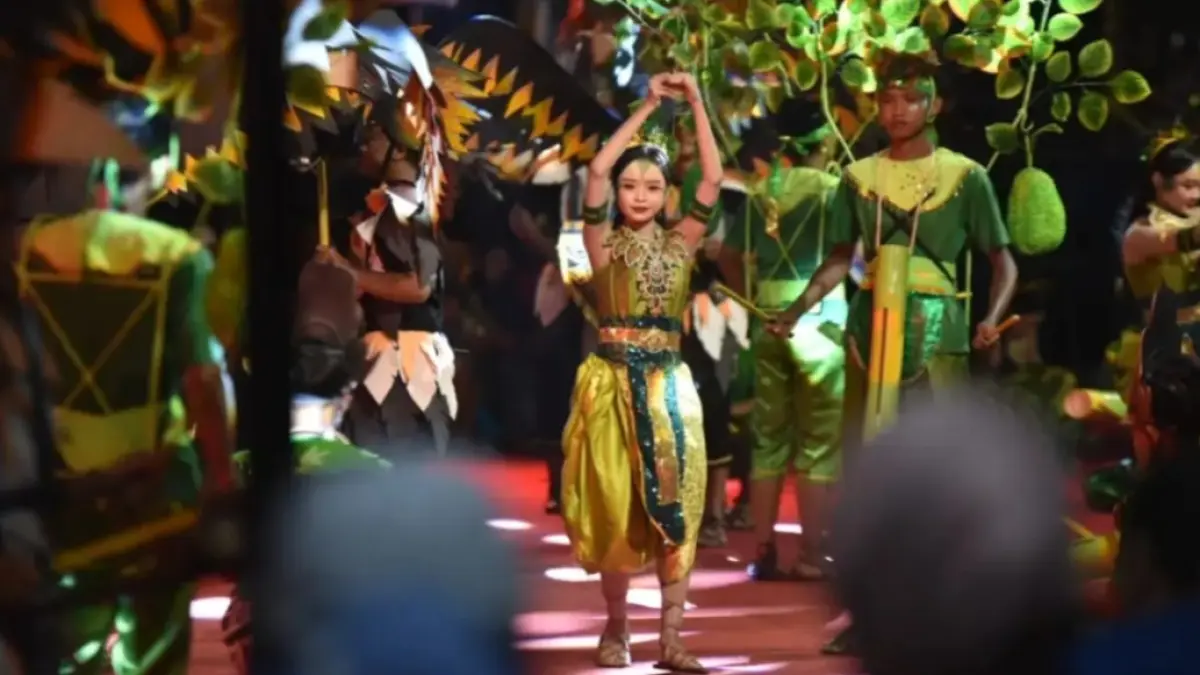 BUKA FESTIVAL: Wakil Bupati Pacitan Gagarin Sumrambah bersama Asisten Deputi Strategi Event Kementerian Pariwisata Raden Wisnu Sindhutrisno membuka Festival Ronthek Pacitan 2026 yang kembali masuk dalam Kharisma Event Nusantara (KEN).