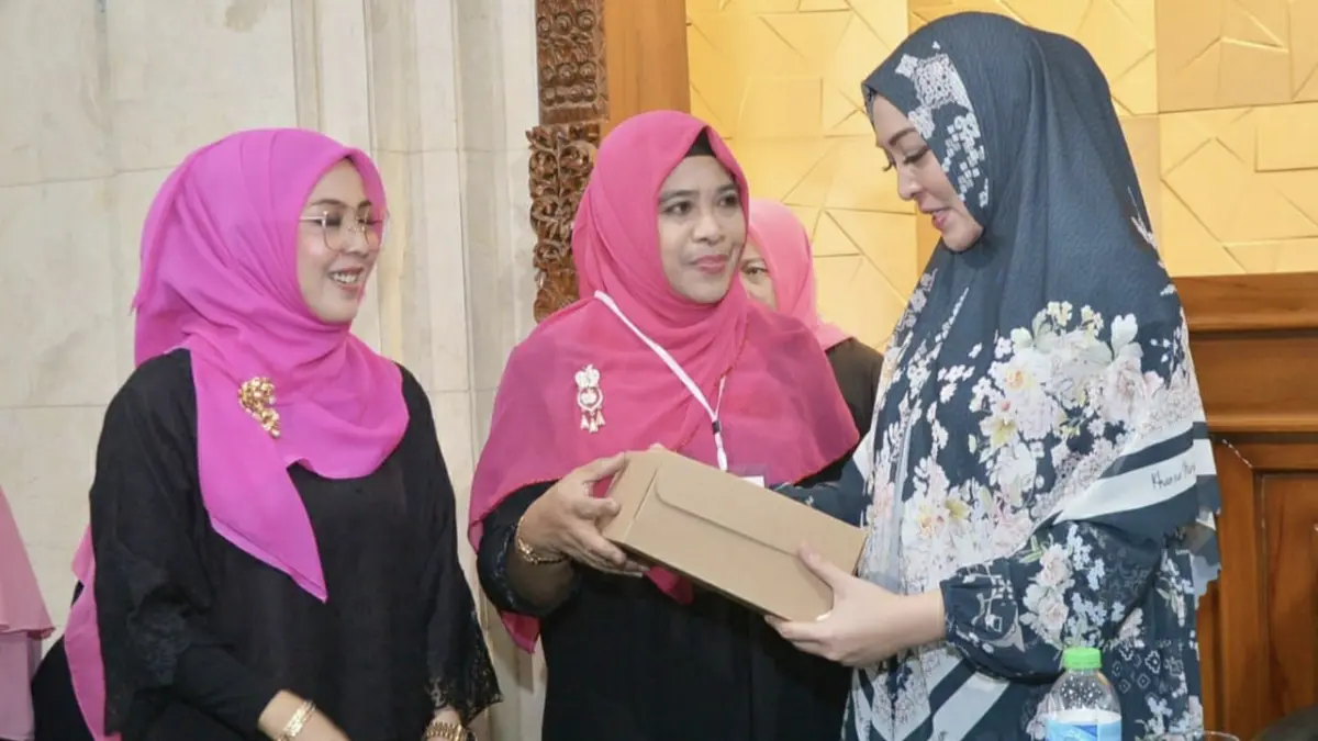 NAIK KELAS: Pemilik UMKM BUNCY, Lucy Emilda, berhasil memperoleh sertifikat halal melalui program BRI Peduli.
