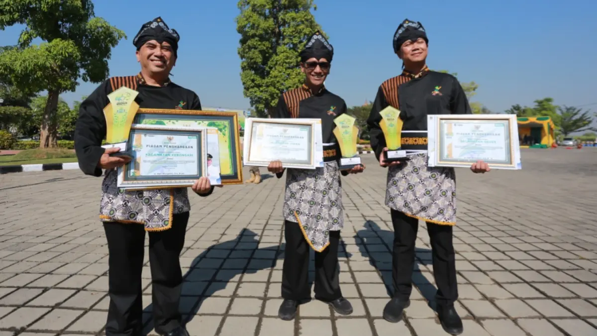 PACU AKTIVASI IKD: Bupati Madiun Hari Wuryanto menyerahkan penghargaan kepada pemenang Gidsa Aktivasi IKD 2026. Kompetisi tersebut menjadi upaya mempercepat aktivasi Identitas Kependudukan Digital di tingkat desa dan kecamatan. BAGAS BIMANTARA/RADAR MADIUN