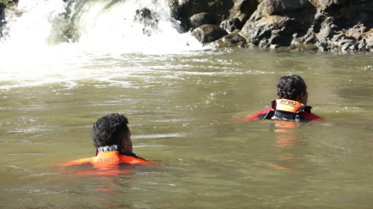 PENCARIAN KORBAN: Tim BPBD Ponorogo bersama Basarnas Trenggalek melakukan pencarian korban tenggelam di Dam Wilangan, Kecamatan Sambit. SUGENG DWI N/RADAR PONOROGO